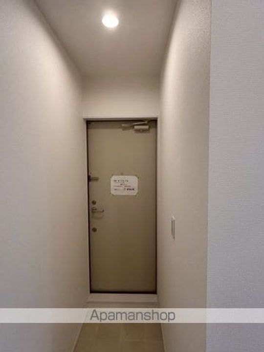 LIKES飯山満町B棟の玄関