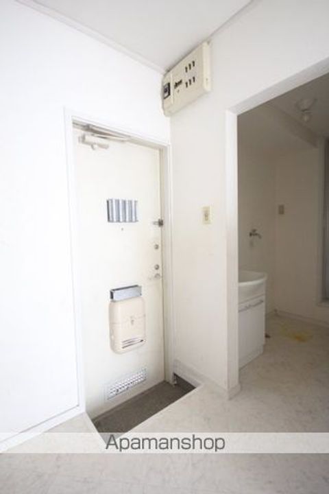 パステル六軒町B棟の玄関