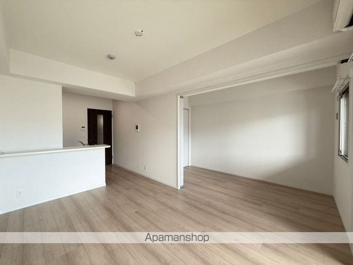 ラシュール・イン寺塚の居間