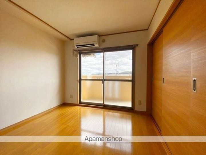 ユーミー川辺の居間