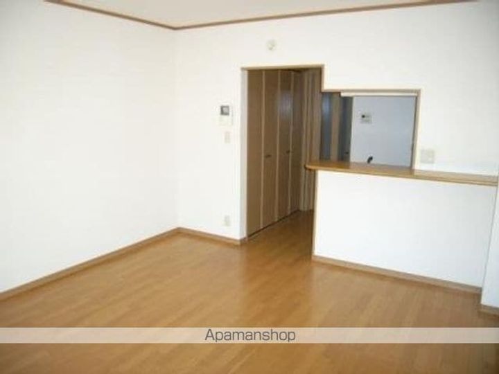 メゾンシャルマン201の居間