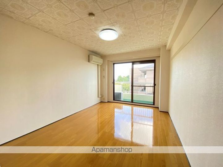 シャンブル八木山403の居間