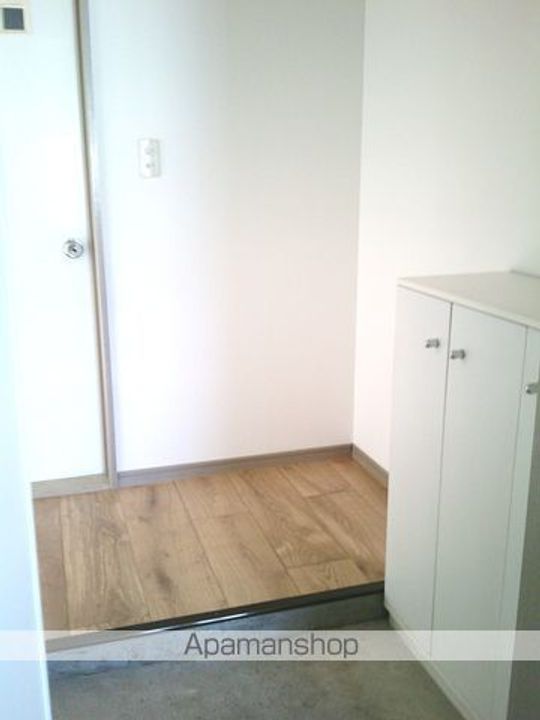 青森県八戸市長根1丁目の賃貸アパート3の玄関