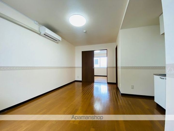 ピュアパレス人見203の居間