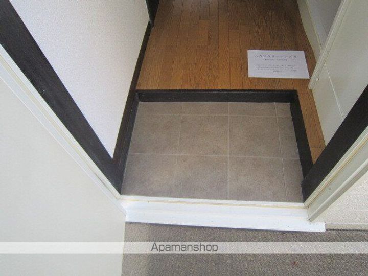 東京都中野区中央4丁目の賃貸アパートの玄関