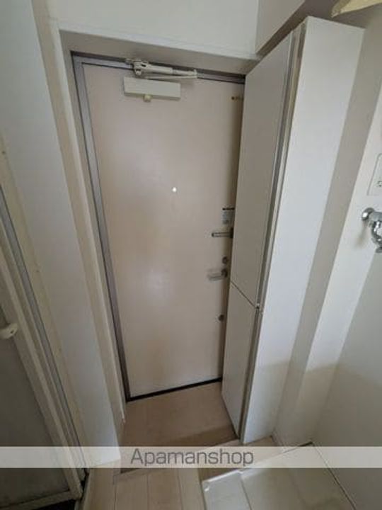 東京都中野区弥生町4丁目の賃貸アパートの玄関