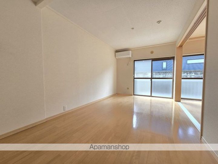 ハイツニューパリアの居間