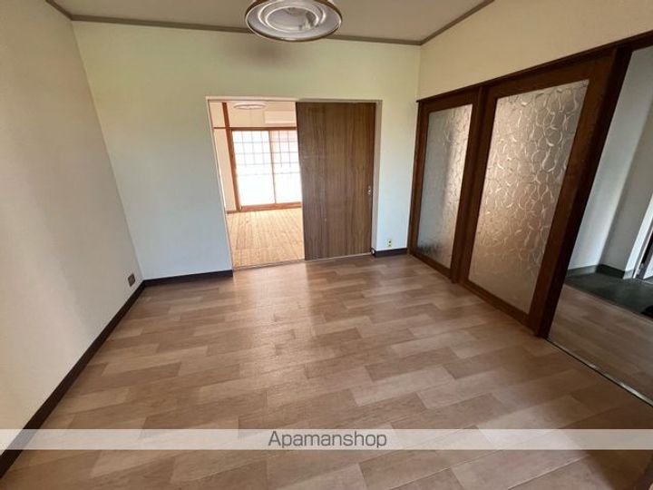 愛媛県新居浜市宇高町1丁目の賃貸マンションE110の居間