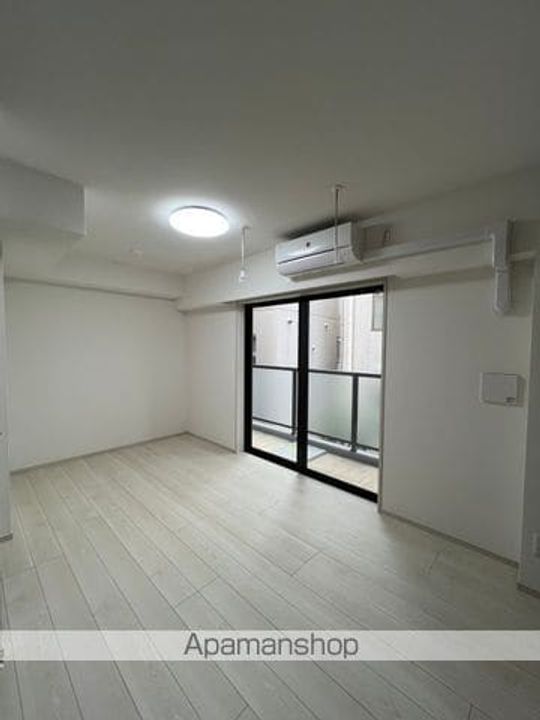 東京都新宿区西新宿8丁目の賃貸マンションの居間