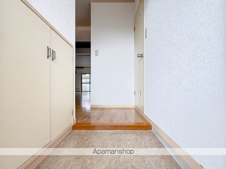 ホワイト富士見の玄関