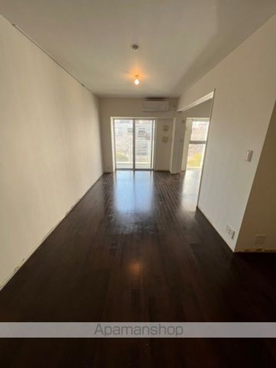 東京都新宿区北新宿4丁目の賃貸マンションの居間