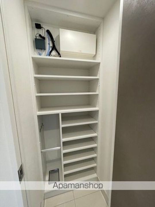 東京都八王子市八日町の賃貸マンションの玄関