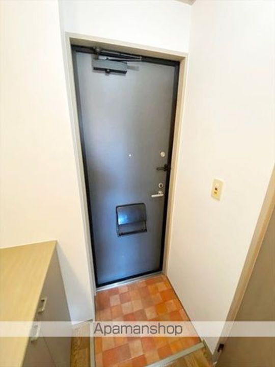 ウエストパレス B棟の玄関