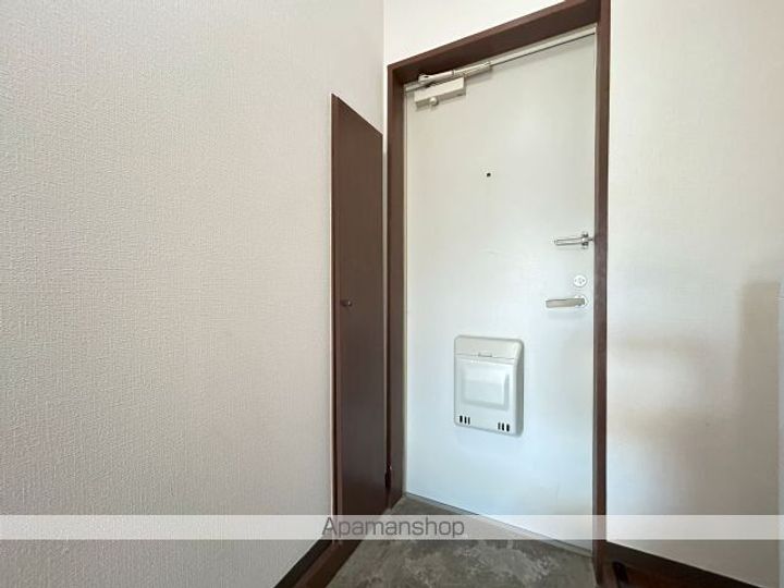 シャトーフュイッセ103の玄関