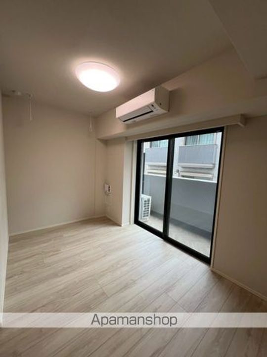 東京都中野区弥生町5丁目の賃貸マンションの居間