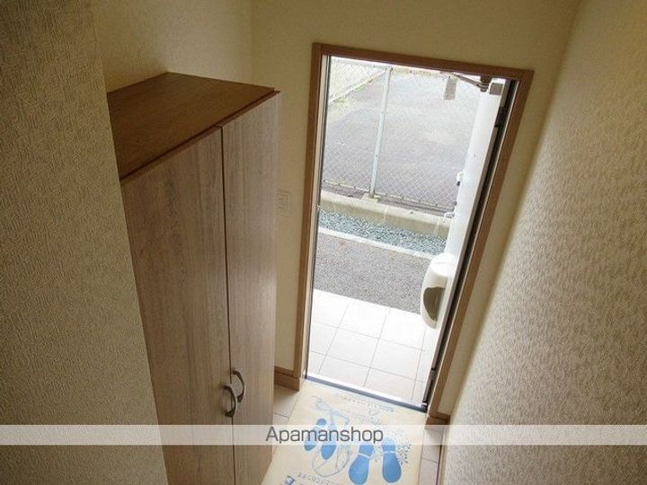 エストポミエ A棟の玄関