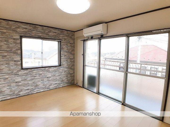 埼玉県八潮市大字大瀬の賃貸マンションの居間