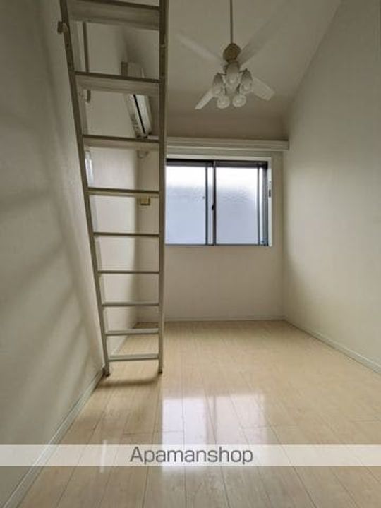 東京都中野区弥生町4丁目の賃貸アパートの居間