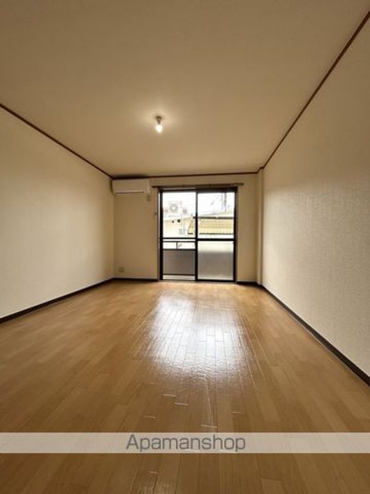 フローレスハタ112号室の居間