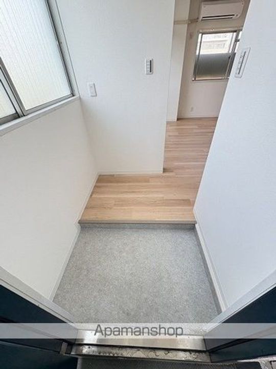 汐入ビル403の玄関