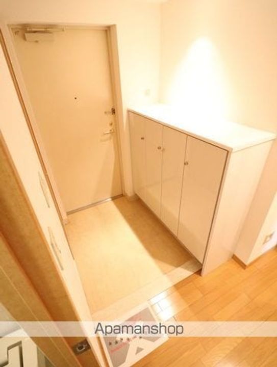 クレッセント三鷹の玄関