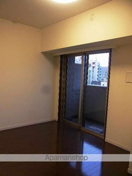 東京都新宿区弁天町の賃貸マンションの居間