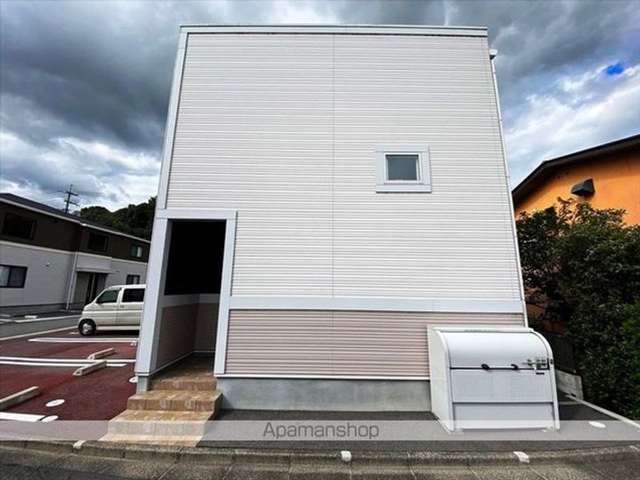 鴨方駅前シックスインの外観