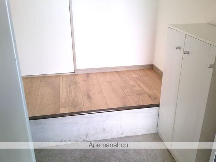 青森県八戸市長根1丁目の賃貸アパートの玄関