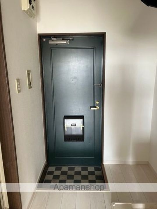 ホワイトキャッスル遠見塚9番館の玄関