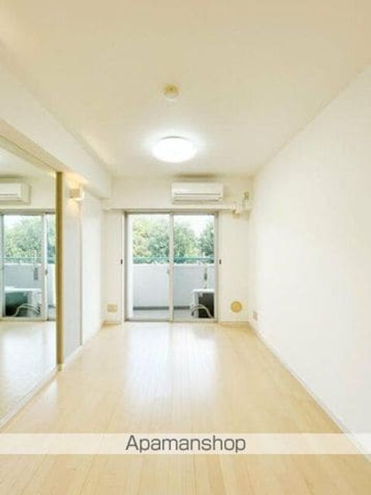 東京都中野区南台2丁目の賃貸マンションの居間