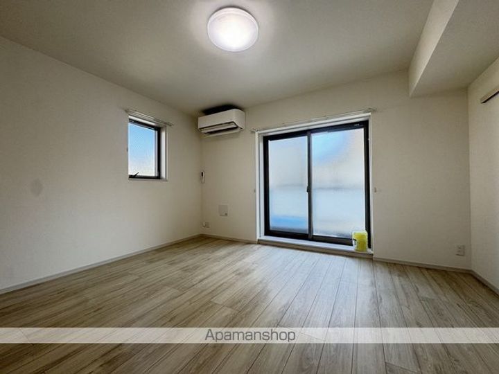 東京都福生市本町の賃貸マンションの居間