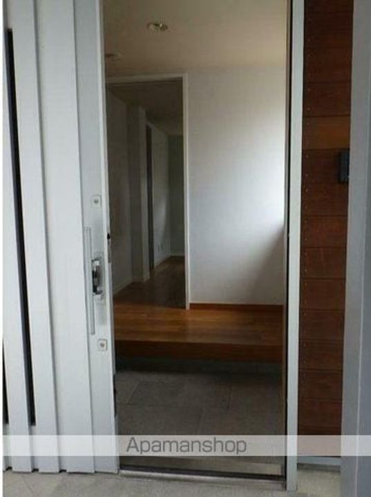 神奈川県横浜市中区小港町1丁目(一戸建)の賃貸物件戸建ての玄関