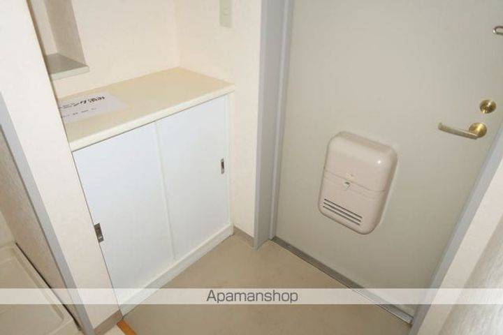 仲町マンションの玄関