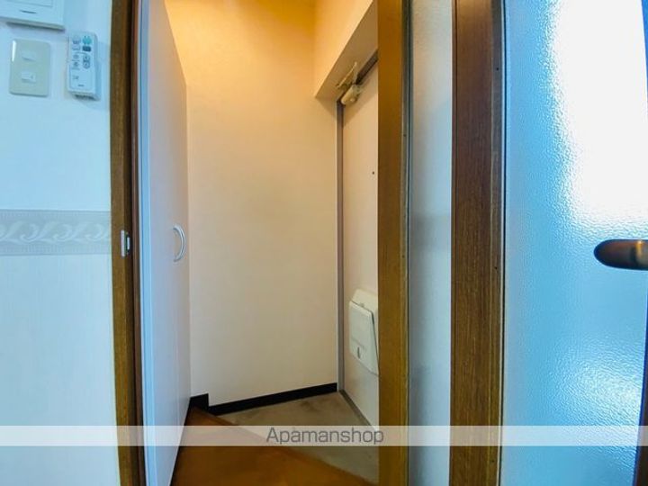 ピュアパレス人見203の玄関