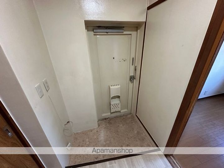 メゾンショーホー403の玄関