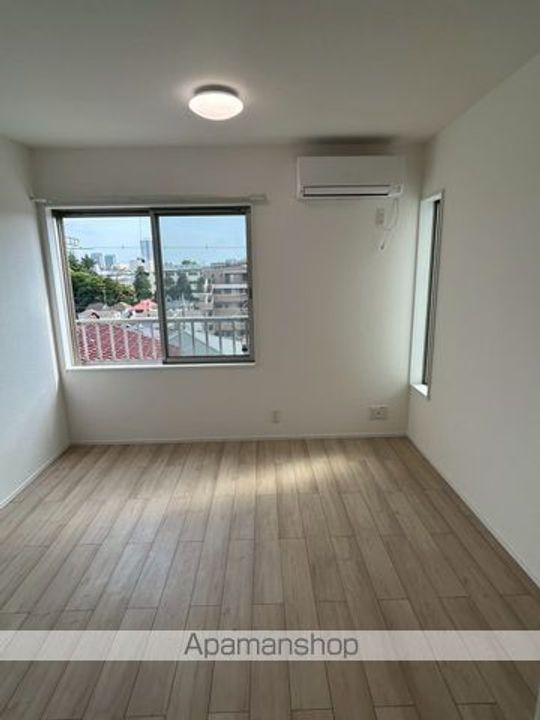 LIKES飯山満町B棟の居間