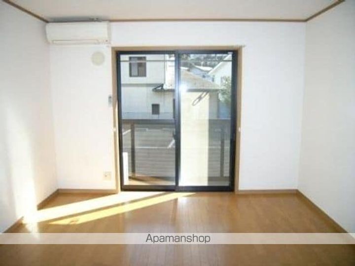 メゾンシャルマン201の居間