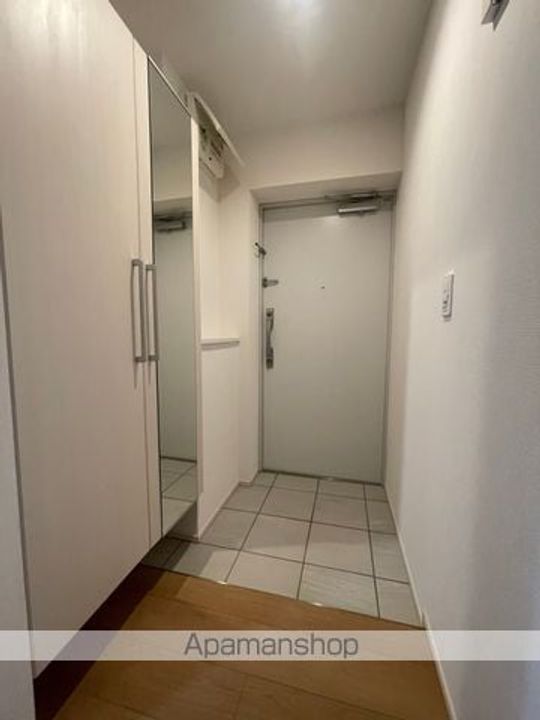 東京都中野区本町5丁目の賃貸マンションの玄関