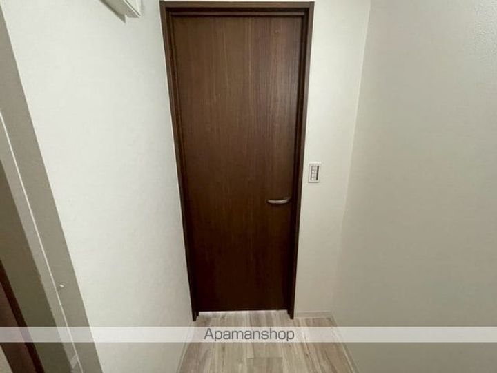 モナガーデニング203の玄関