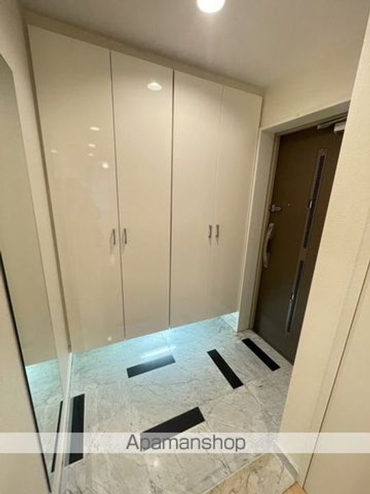 東京都杉並区荻窪4丁目の賃貸マンションの玄関