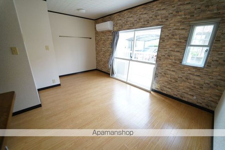 ハイツマロンフィールド E棟102の居間