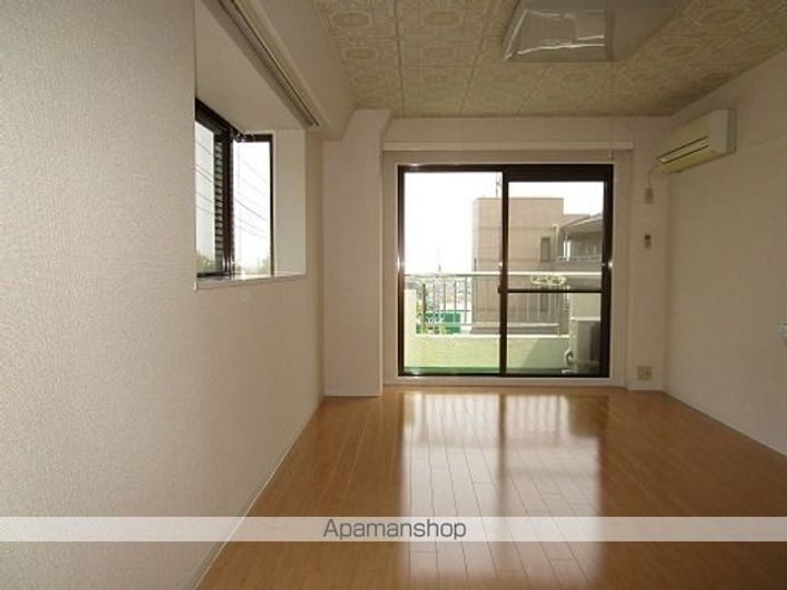 シャンブル八木山401の居間