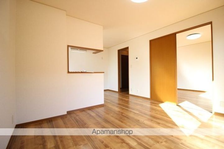 コンフォール翠 A棟の居間