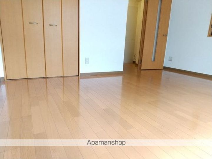 東京都中野区東中野4丁目の賃貸マンションの居間
