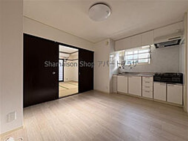 第3ロイヤルマンション103号室の居間