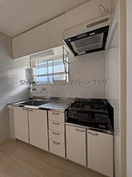 第3ロイヤルマンション103号室のキッチン