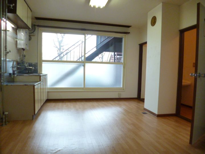 北海道札幌市中央区南十四条西18丁目の賃貸アパートの居間