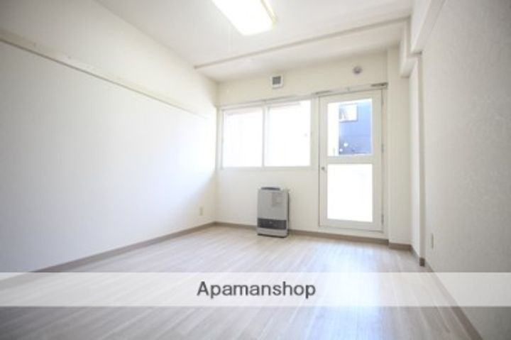 北海道札幌市中央区北十三条西16丁目の賃貸マンションの居間