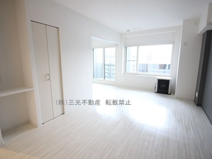 北海道札幌市中央区北五条西18丁目の賃貸マンションの居間