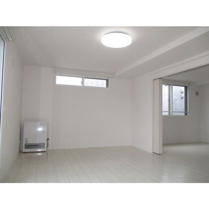 ラージヒル美園の居間